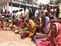 दोहरी यातना  : मुर्शिदाबाद हिंसा में दंगाइयों से जान बचाकर भागे लोगों को पुलिस ने भी तड़पाया