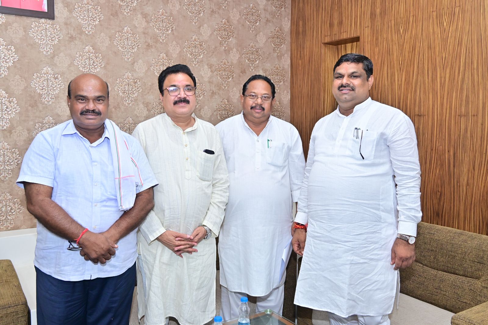 स्कूल शिक्षा मंत्री से मिले विधायक ब्यास कश्यप,...स्कूलों में अहाता निर्माण कराने की रखी मांग 