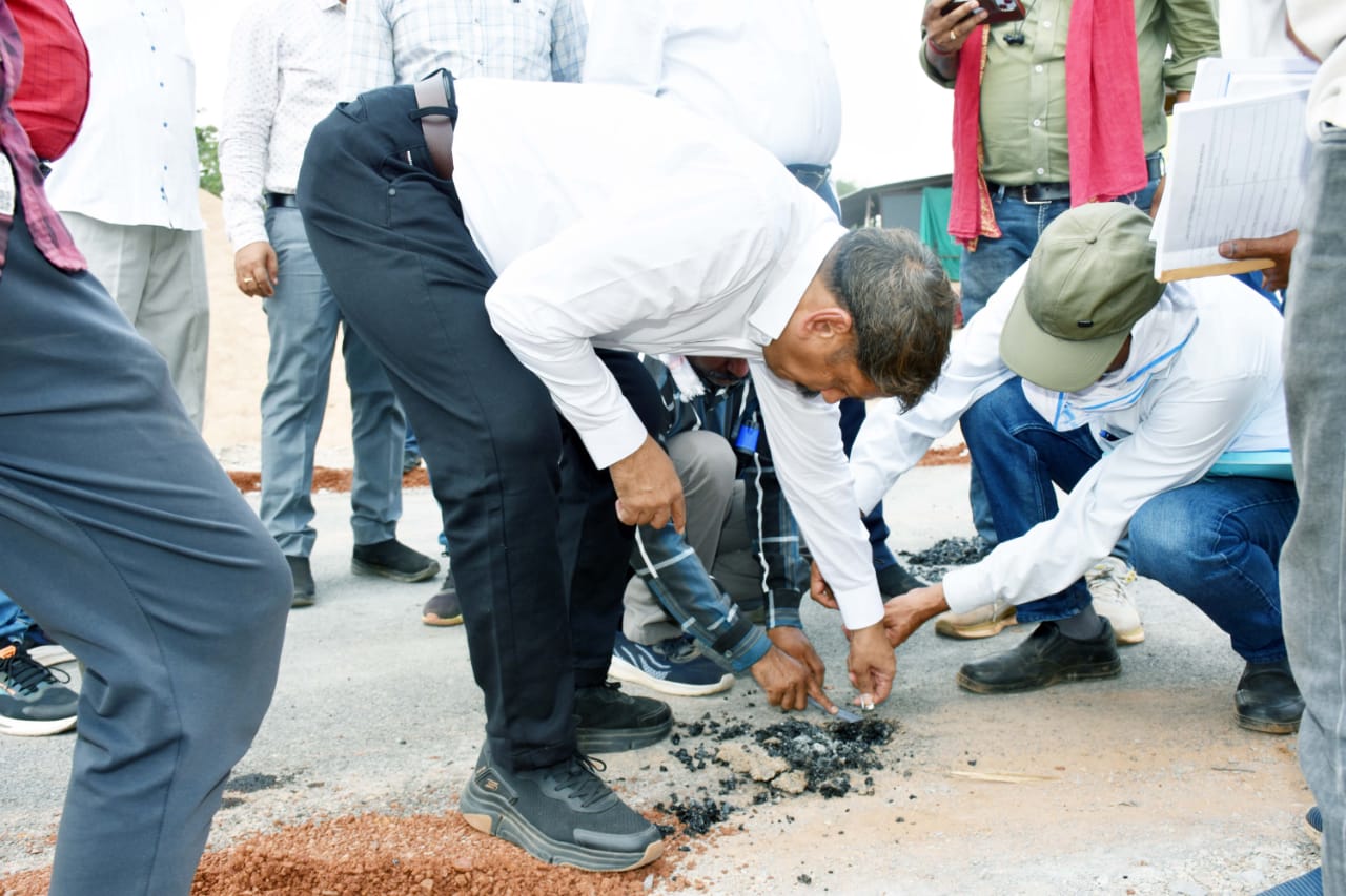 सड़क निर्माण के औचक निरीक्षण में पहुंचे कलेक्टर, कटिंग करवाकर परखी गुणवत्ता
