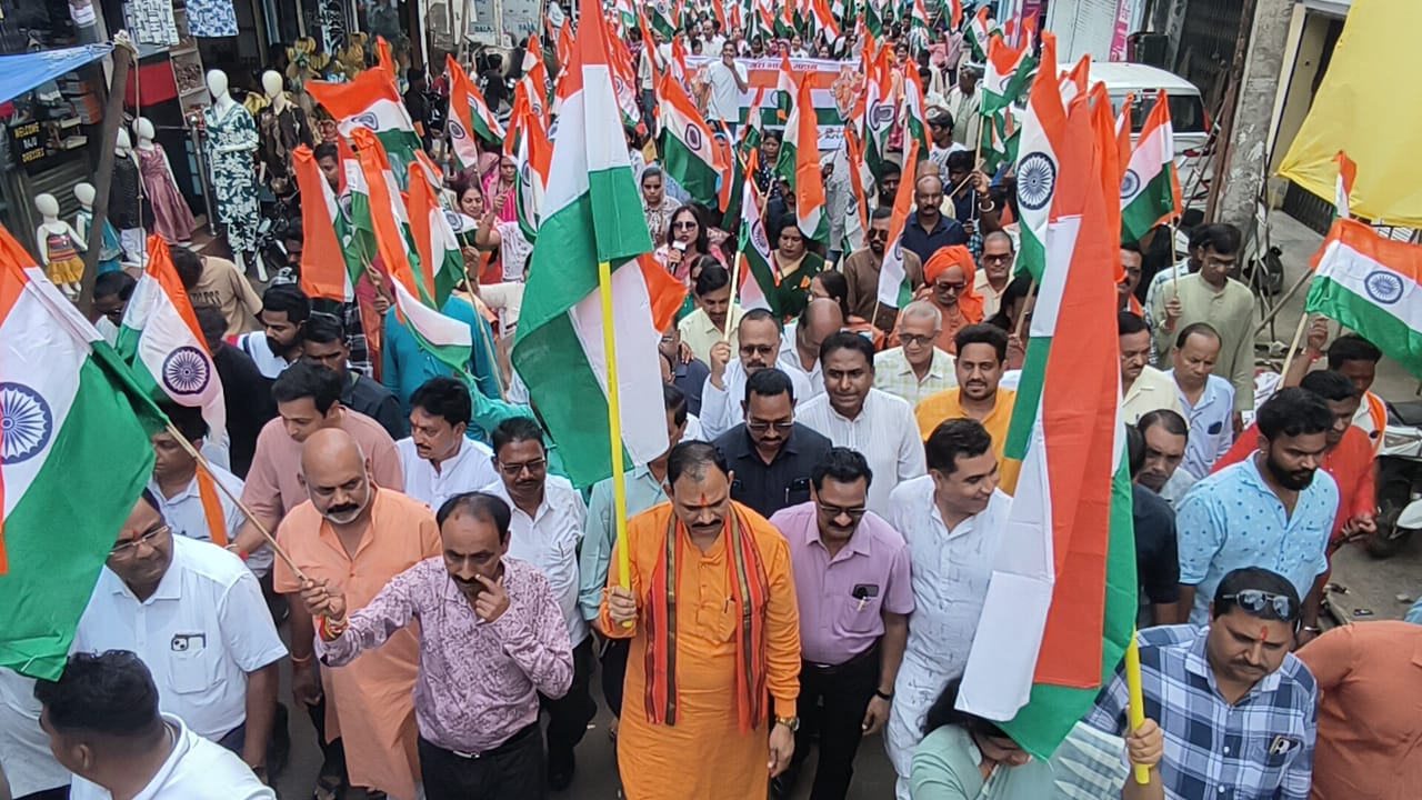 मनेन्द्रगढ़ में तिरंगा यात्रा में उमड़ा जनसैलाब