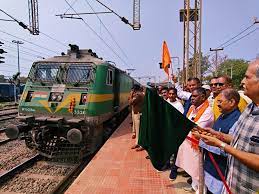 सांसद संतोष पाण्डेय ने आस्था स्पेशल ट्रेन को हरी झंडी दिखाकर किया रवाना