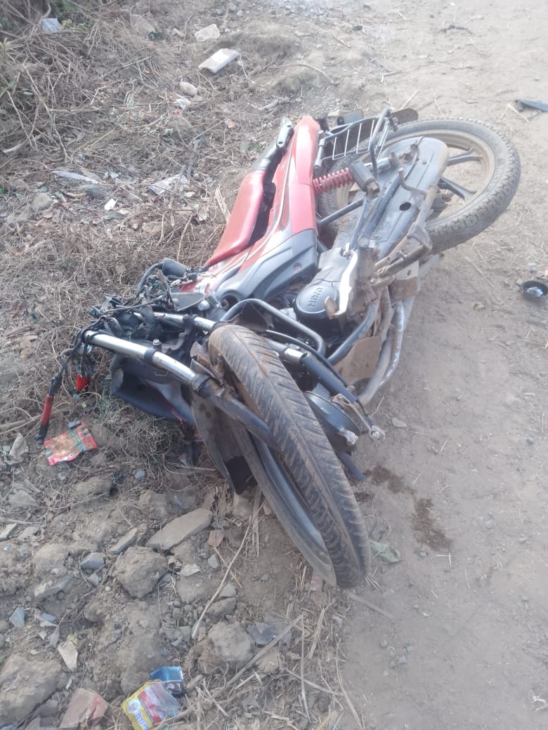 अज्ञात वाहन की लापरवाही पूर्वक जोरदार ठोकर से बाइक सवार सहित पैदल चल रहे दो व्यक्ति घायल, कसडोल थाना जांच में जुटी