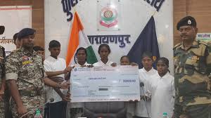 माओवादी संगठन को लगा एक बार फिर बड़ा झटका,11 इनामी नक्सलियों ने किया आत्मसमर्पण