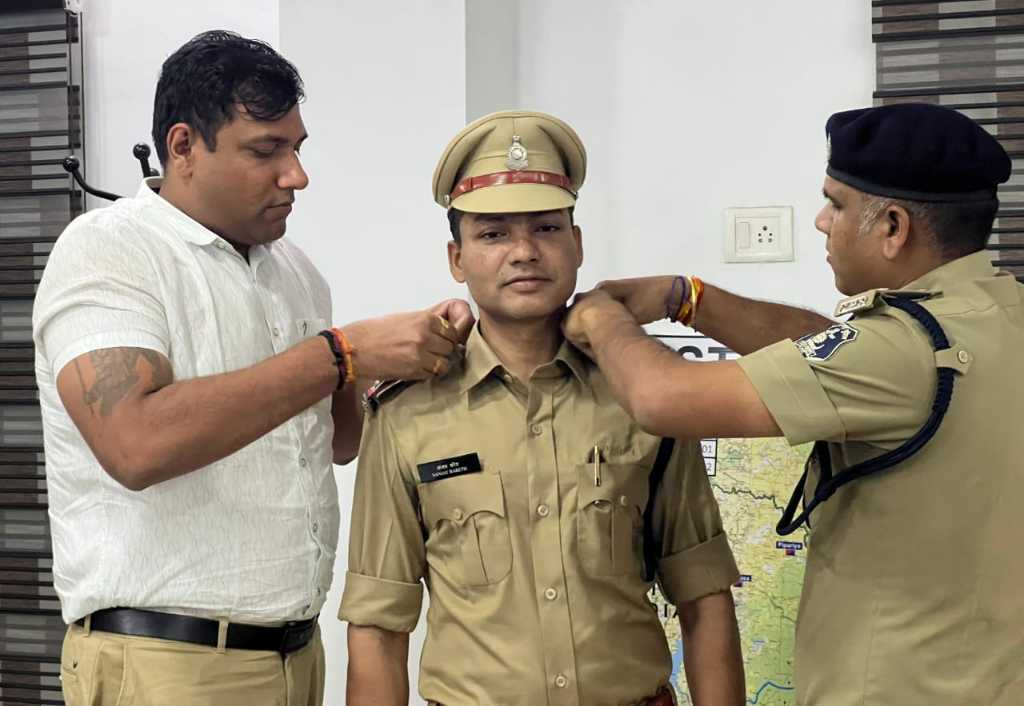 पुलिस अधीक्षक मोहित गर्ग द्वारा उप निरीक्षक संजय बरेठ को स्टार लगाकर निरीक्षक के पद पर पदोन्नत किया