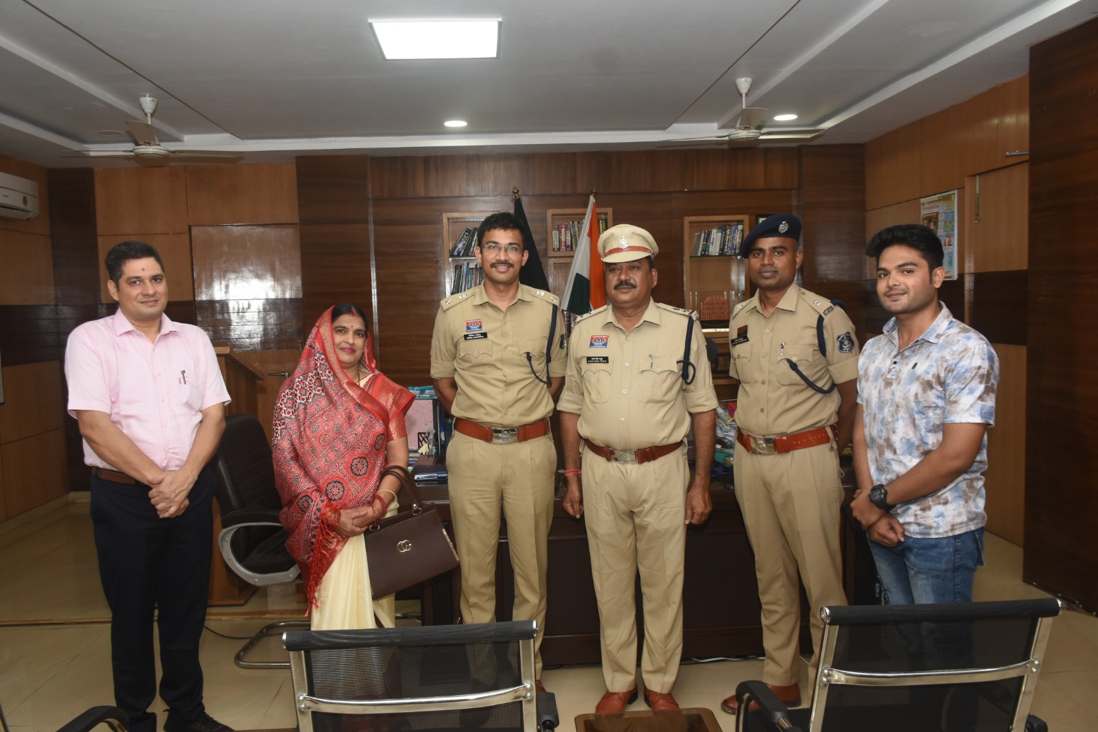 सहायक उप निरीक्षक संजय सिंह क्षत्रिय को उप निरीक्षक के पद पर पदोन्नत होने पर पुलिस परिवार की ओर से दी गई बधाई