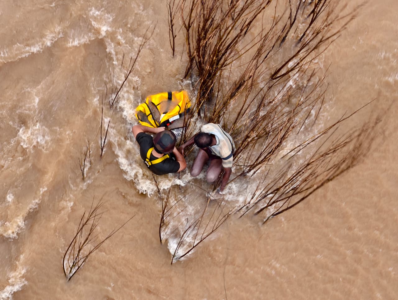 12 घंटे से शबरी नदी में फंसे व्यक्ति को भारतीय वायुसेना व जिला प्रशासन ने सुरक्षित निकाला 