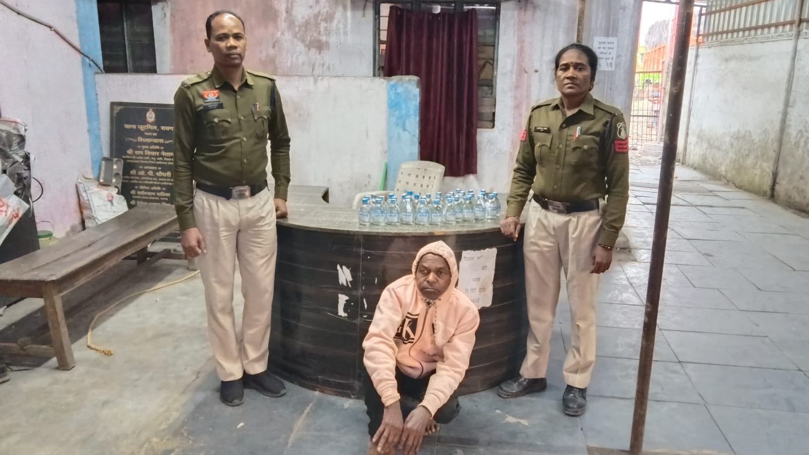 जूटमिल पुलिस की अवैध शराब पर कार्रवाई, तरकेला में 35 पाव मदिरा जब्त, आरोपी गिरफ्तार