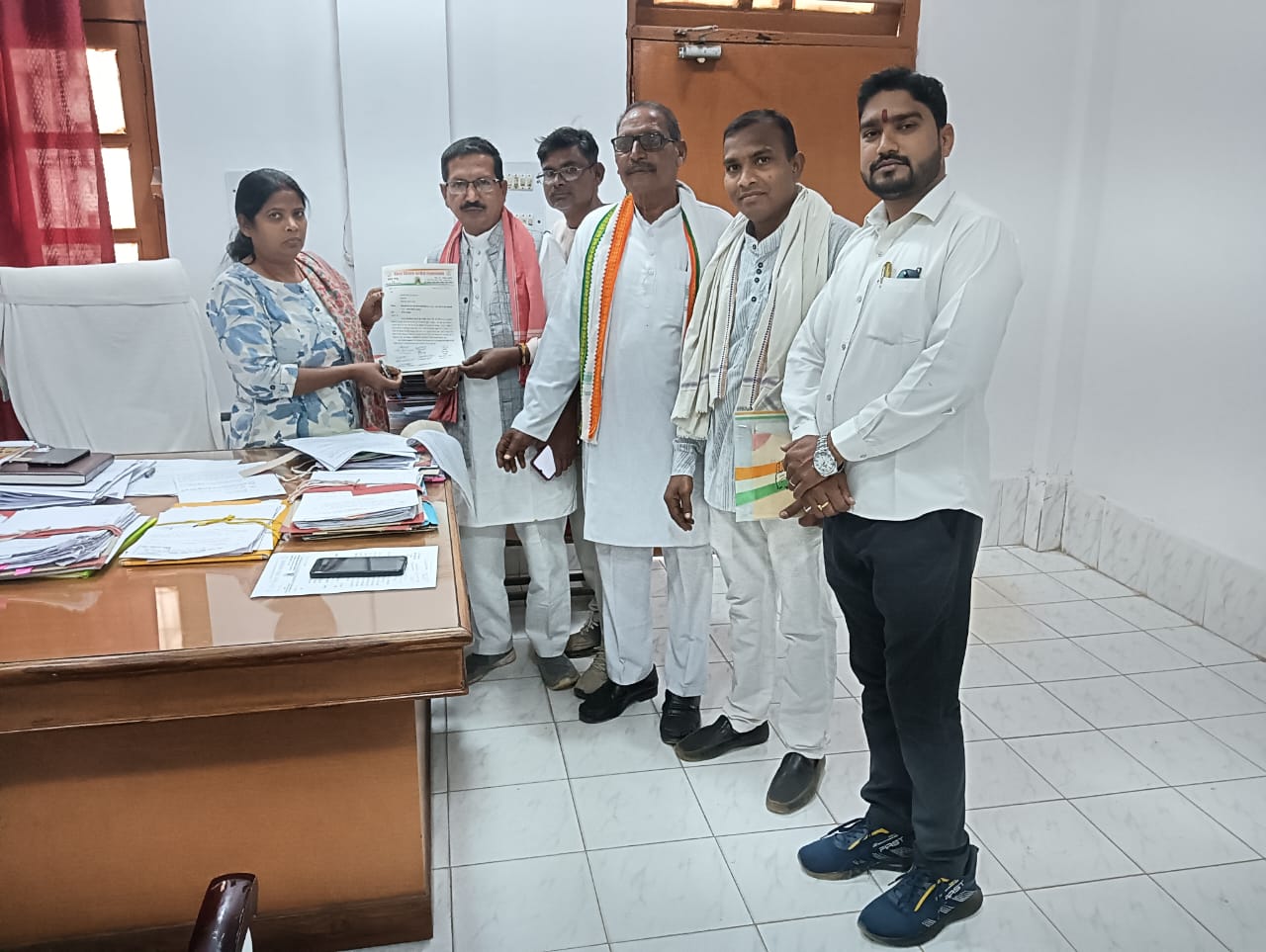 किसानों को 3217 रुपए क्विंटल एक मुस्त देने की मांग, कांग्रेस के किसान नेता मदन साहू ने मुख्यमंत्री के नाम एडीएम को सौंपे ज्ञापन