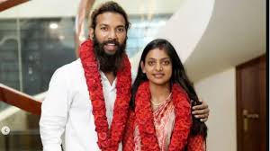 वायरल गर्ल मोनालिसा ने फरमान खान से की शादी,भड़के निर्देशक सनोज मिश्रा