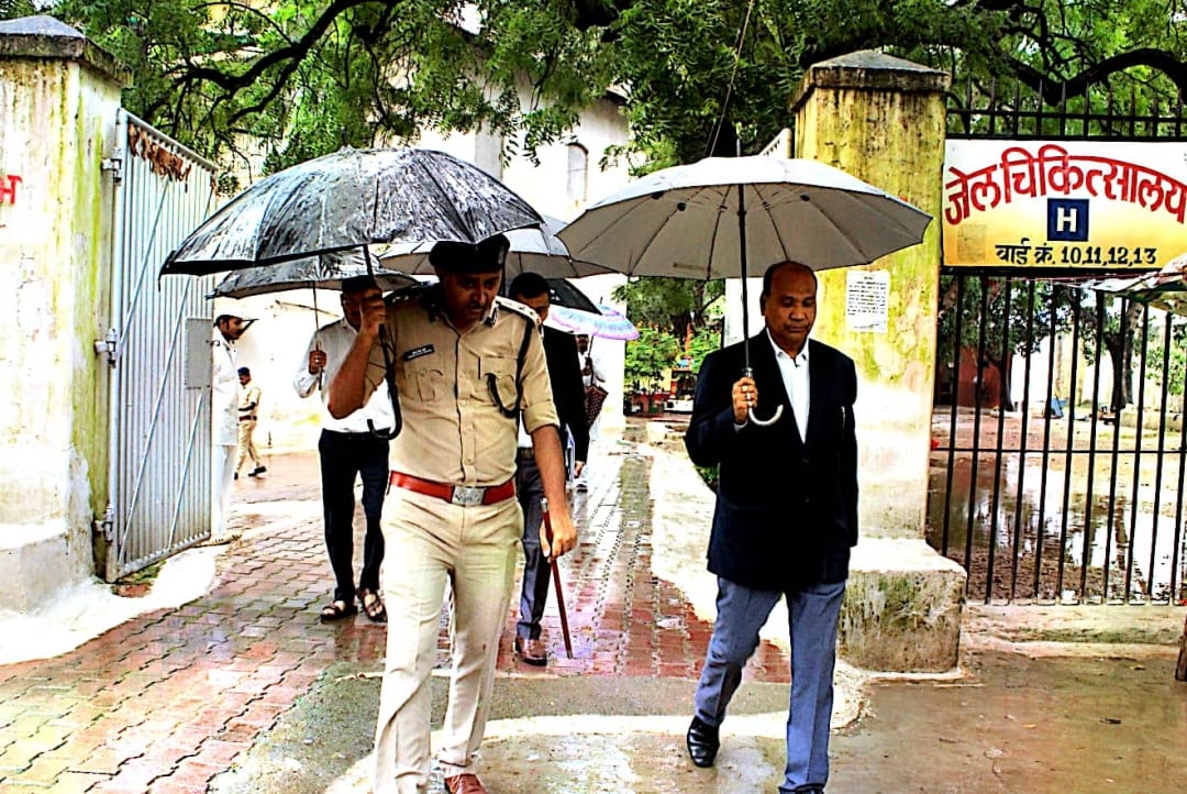 प्रधान जिला एवं सत्र न्यायाधीश ने वर्षा के बीच भी केंद्रीय जेल का किया औचक निरीक्षण