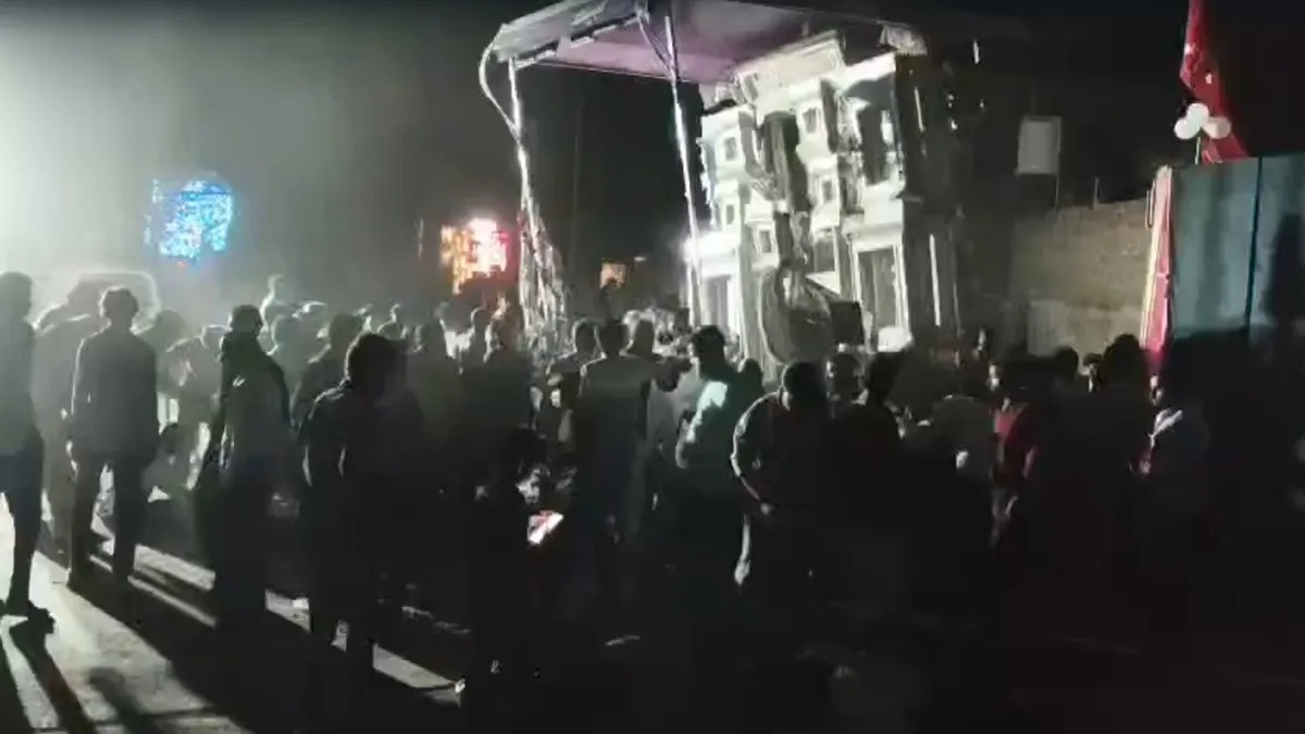 मोहर्रम जुलूस में बड़ा हादसा! हाईटेंशन लाइन से टकराया ताजिया, करंट लगने से 3 की मौत, 10 घायल
