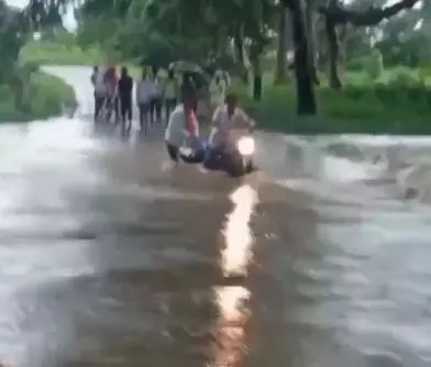 धमतरी के नगरी ब्लॉक में बाइक सवार उफनते नाले में बहा