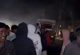 दो युवकों के बीच हुए छोटे से विवाद ने सांप्रदायिक रंग लिया,थाने के सामने हंगामा