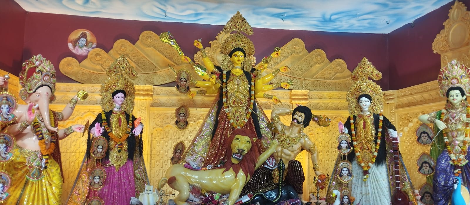 किरंदुल बंगाली कैम्प दुर्गा पंडाल में महाअष्टमी पूजा पर उमड़ी भक्तों की भीड़