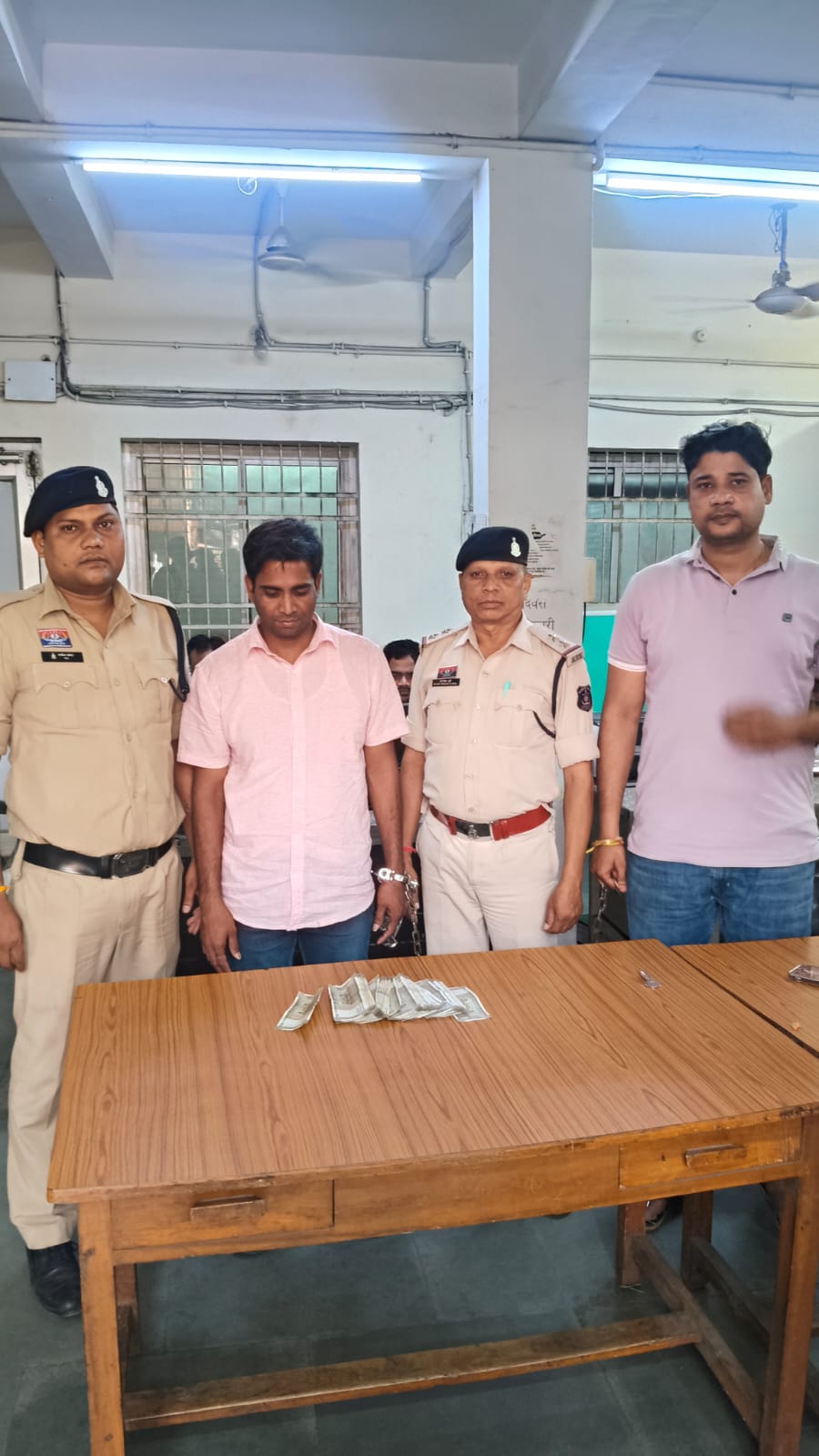 ग्राहक बनकर आया चोर: पूजा सामग्री दुकान से ₹53 हजार पार, आरोपी गिरफ्तार