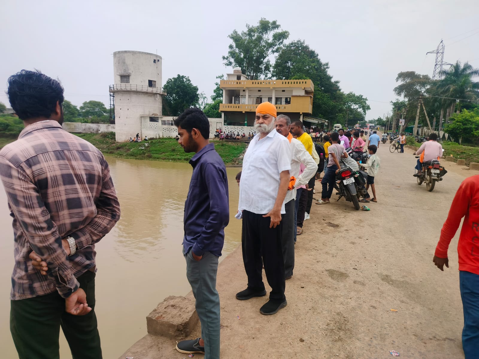 सिमगा शिवनाथ नदी में डूबे युवक की जानकारी लेने पहुंचे पालिकाध्यक्ष 