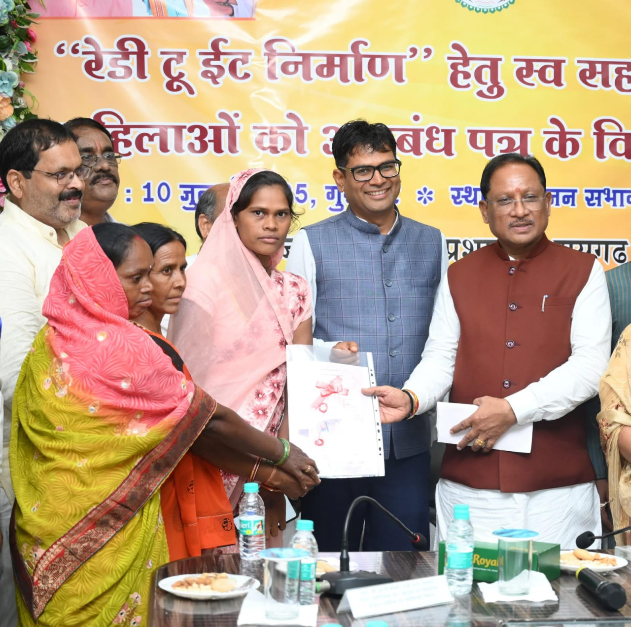 मुख्यमंत्री साय ने रेडी टू ईट निर्माण एवं वितरण हेतु रायगढ़ में 10 महिला स्व-सहायता समूहों को सौंपे अनुबंध पत्र