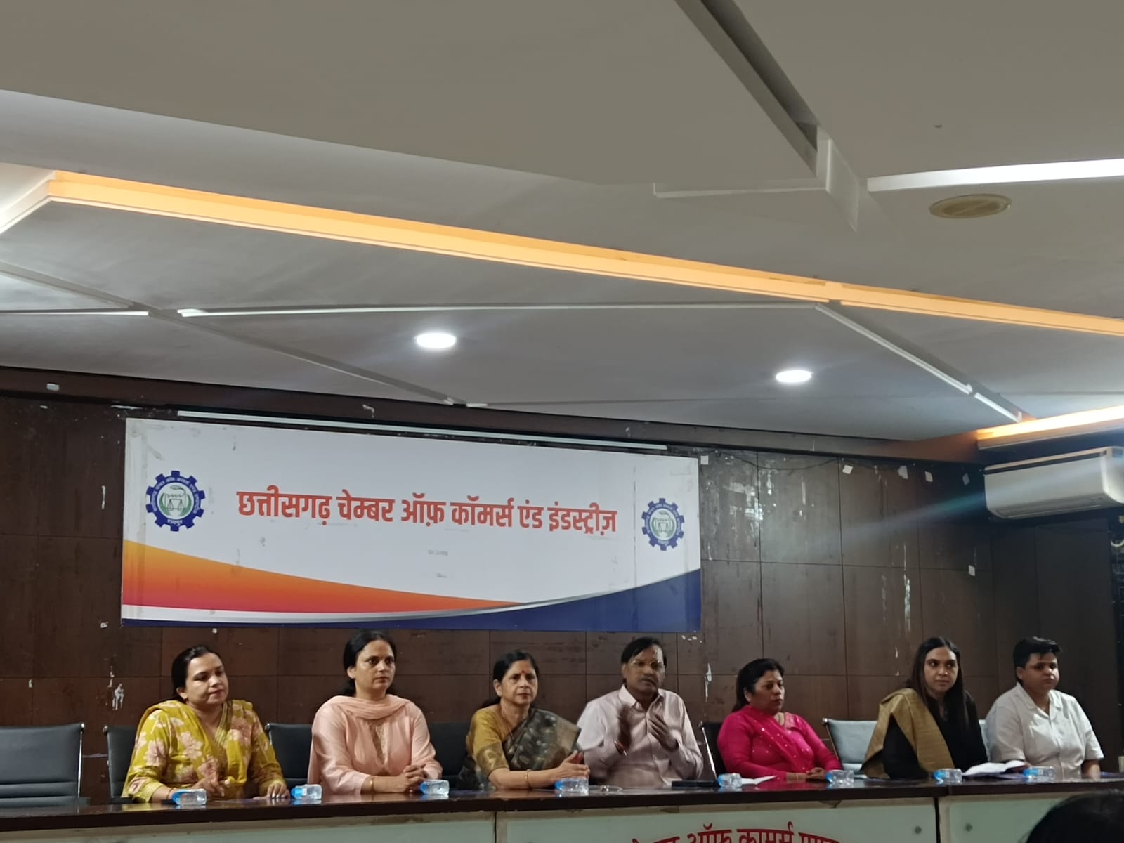 चैबर ऑफ कामर्स की महिला विंग की एक अंगुठी पहल महिलाओं द्वारा निर्मित उत्पादों को बढ़ावा देना 
