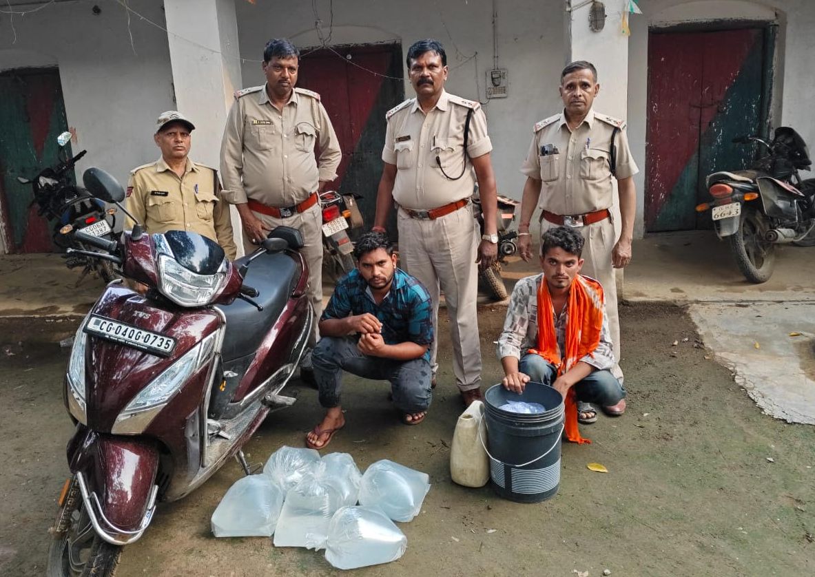 महासमुंद में अवैध शराब के खिलाफ बड़ी कार्रवाई,30 लीटर कच्ची शराब जब्त, दो गिरफ्तार