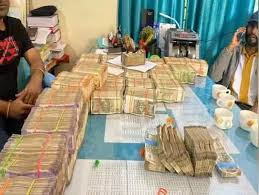 कार से 3 करोड़ रुपये नगद बरामद,पुलिस ने दो लोगों को किया गिरफ्तार 