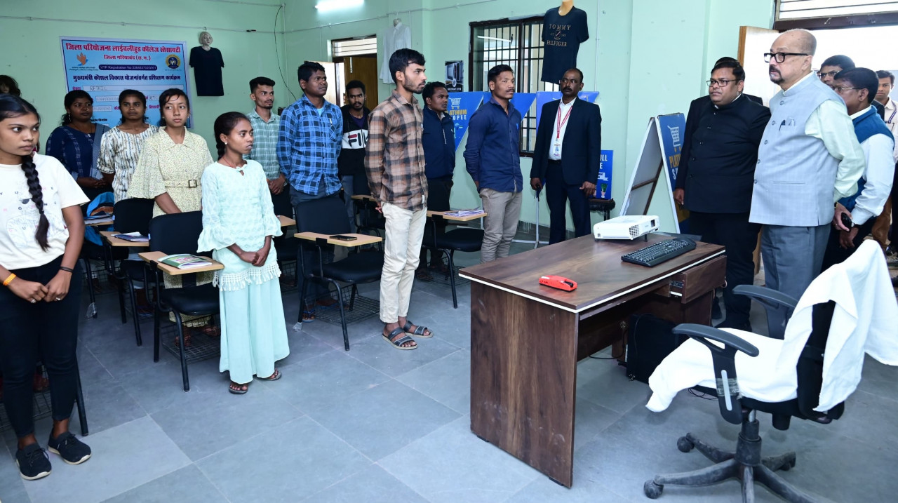 राज्यपाल रमेन डेका ने गरियाबंद लाईवलीहुड कॉलेज का किया निरीक्षण