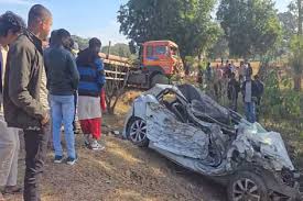 जशपुर में कार और ट्रक की आमने-सामने भिड़ंत,पांच लोगों की मौके पर ही मौत