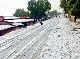 छत्तीसगढ़ में बर्फ ही बर्फ: सरगुजा और बलरामपुर समेत कई क्षेत्रों में बारिश के साथ ओलावृष्टि