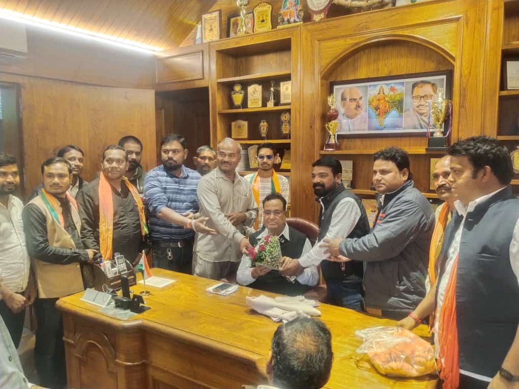 गौरी शंकर अग्रवाल को गुलदस्ता भेंटकर भाजपा सरकार बनने पर कसडोल विधानसभा के भाजपा कार्यकर्ताओं ने दिये बधाई एवं शुभकामनाएं