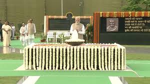पीएम मोदी ने पूर्व पीएम अटल बिहारी वाजपेयी को उनकी पुण्यतिथि पर पुष्पांजलि अर्पित की