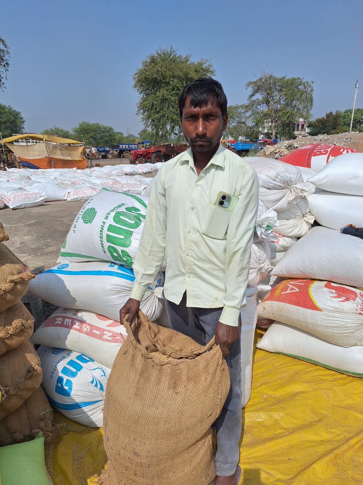 शासन की नई व्यवस्था ऑनलाईन टोकन तुंहर हाथ एप्प, इलेक्ट्रानिक तौल मशीन से धान विक्रय करना हुआ आसान