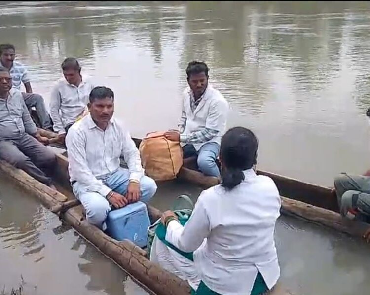 मलेरिया मुक्त जिला बनाने की दिशा में एक और कदम: मेडिकल टीम ने डॉ बीआर पुजारी के नेतृत्व में उफनती चिंतवागु नदी पार कर मीनूर में लगाया स्वास्थ्य शिविर