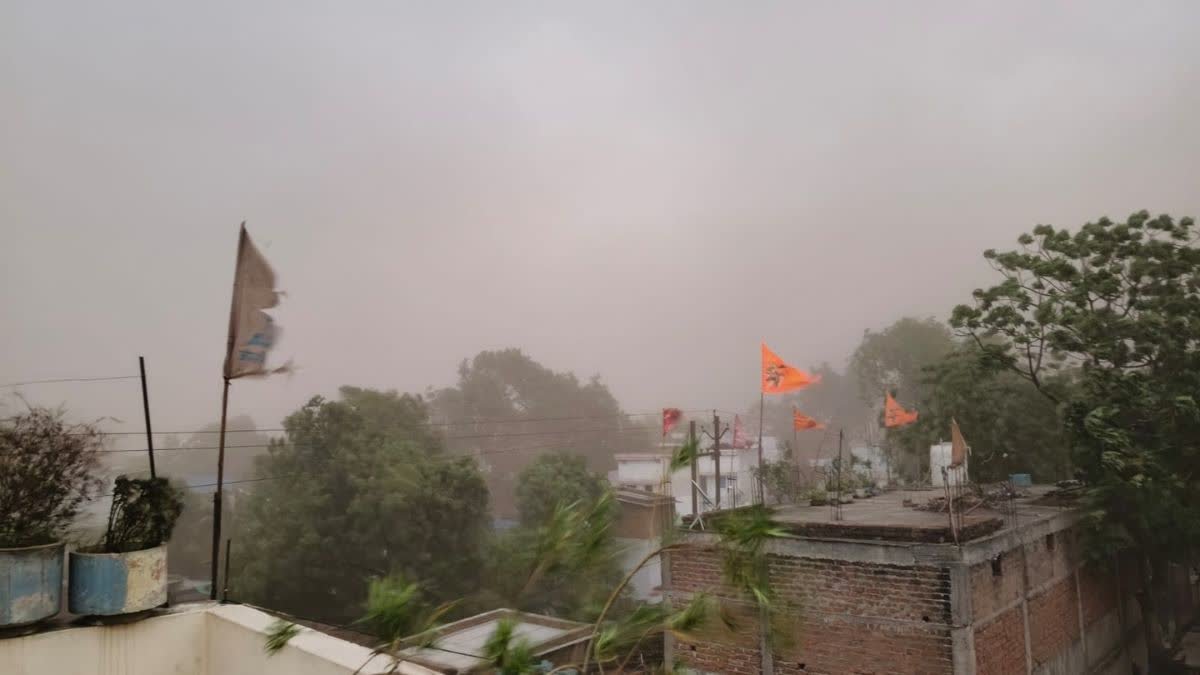 रायपुर में आंधी तूफान का कहर, अंधेरे में राजधानी और दुर्ग