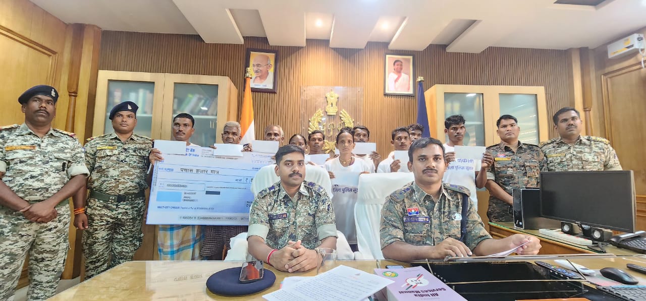 ग्राम पंचायत बडेसट्टी के सक्रिय 02 महिला सहित समस्त 11 माओवादियों नें किया सामूहिक आत्मसमर्पण