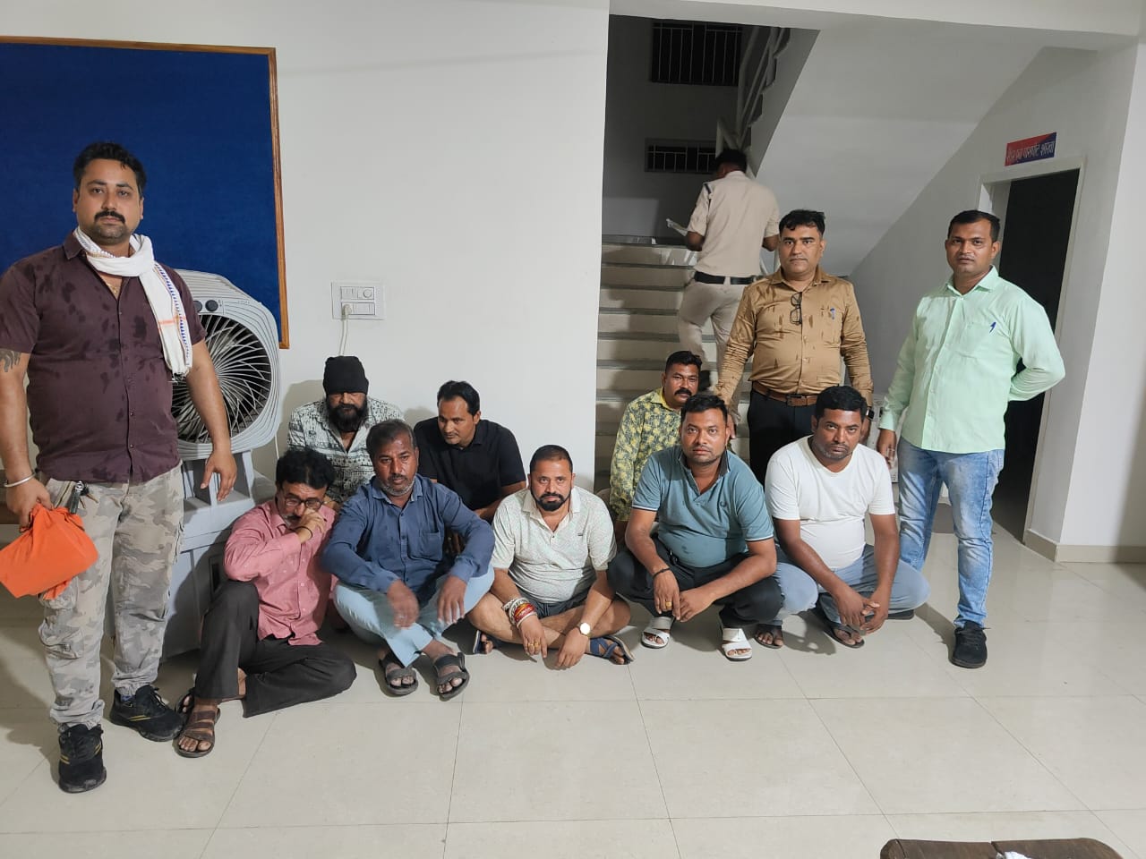 ‘ऑपरेशन अंकुश’ में रायगढ़ पुलिस की बड़ी कार्रवाई, जुआ फड़ पर रेड… 8 जुआरी गिरफ्तार
