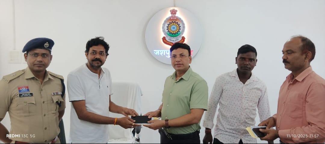जशपुर पुलिस का विशेष अभियान, चोरी व गुम हुए 27 मोबाइल फोन को ढूंढ, किया उनके मालिकों को सुपुर्द