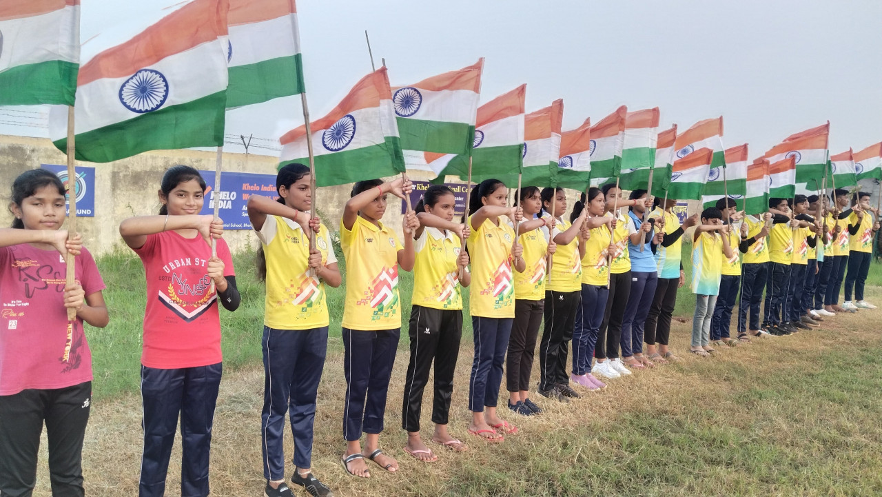हर घर तिरंगा साईकिल रैली कार्यकर्म तुमगांव में लोगों को घरों में तिरंगा झंडा लगाने प्रेरित किया