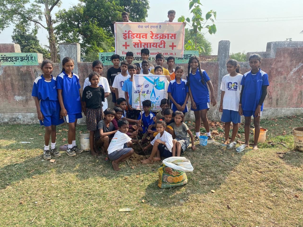 विश्व पर्यावरण दिवस के अवसर पर रेडक्रास सोसायटी बालोद ने किया पौधरोपण 