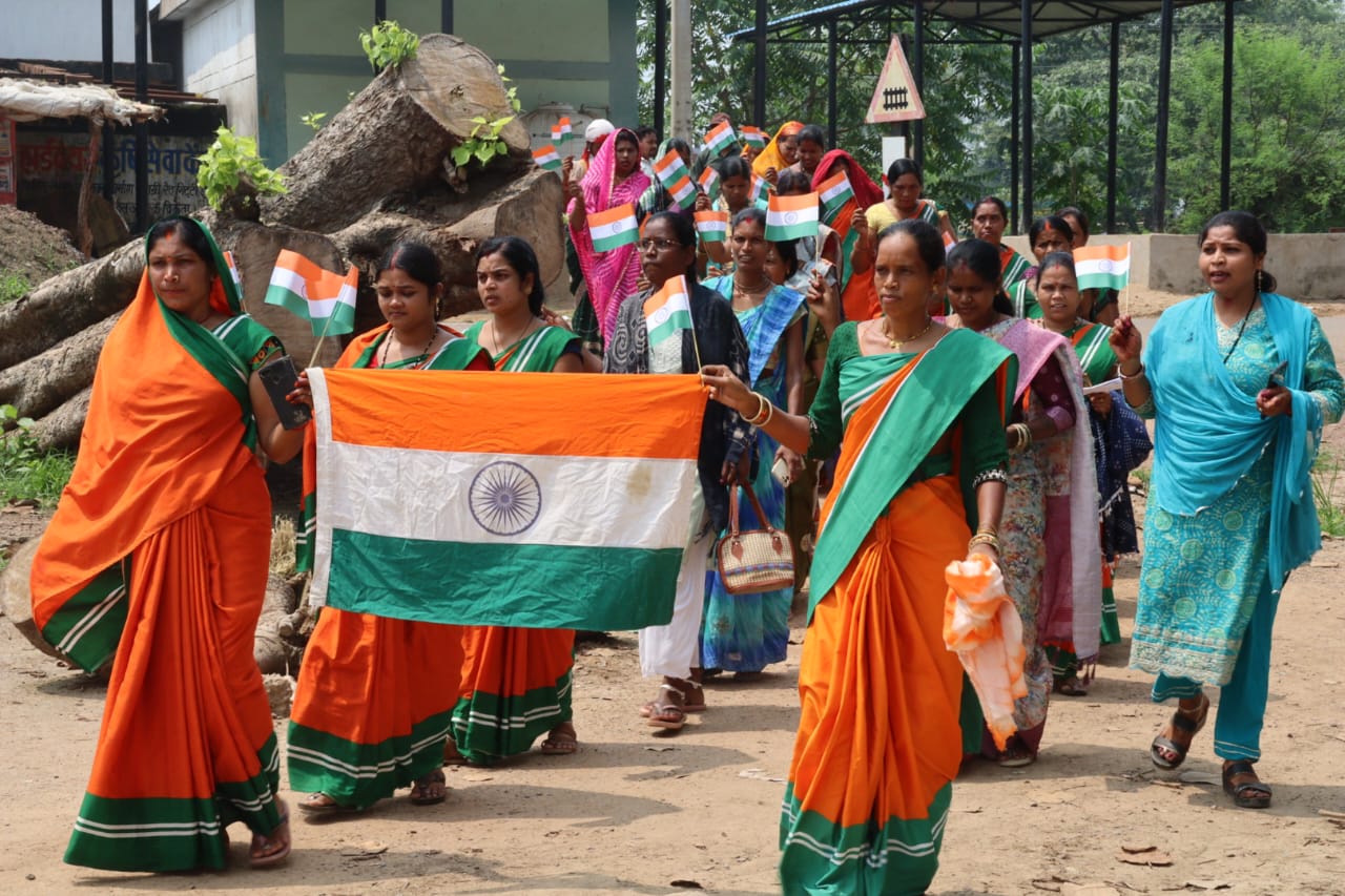 हर घर तिरंगा अभियान में गूंजा देशभक्ति का संदेश - बिहान दीदियों ने निकाली तिरंगा रैली