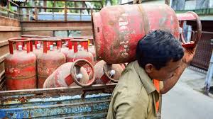 आम आदमी को झटका,देश में घरेलू LPG 60 तो कमर्शियल सिलेंडर 115 रुपए हुआ महंगा