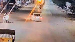 अनियंत्रित कार डिवाइडर से टकराई, 2 युवकों की मौत