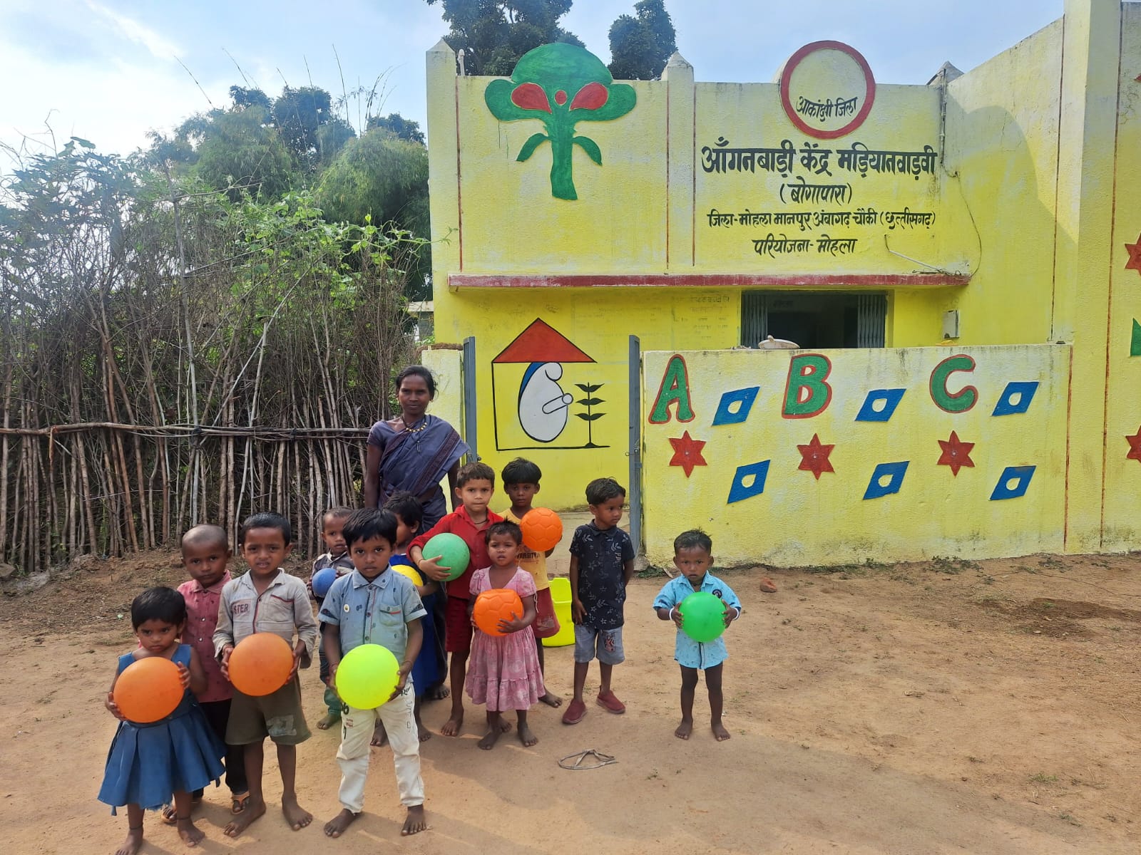 आंगनबाड़ी केंद्र में सवर रहा है बचपन, सिख समझ और भविष्य की नींव गढ़ने का हो रहा है अनूठा प्रयास