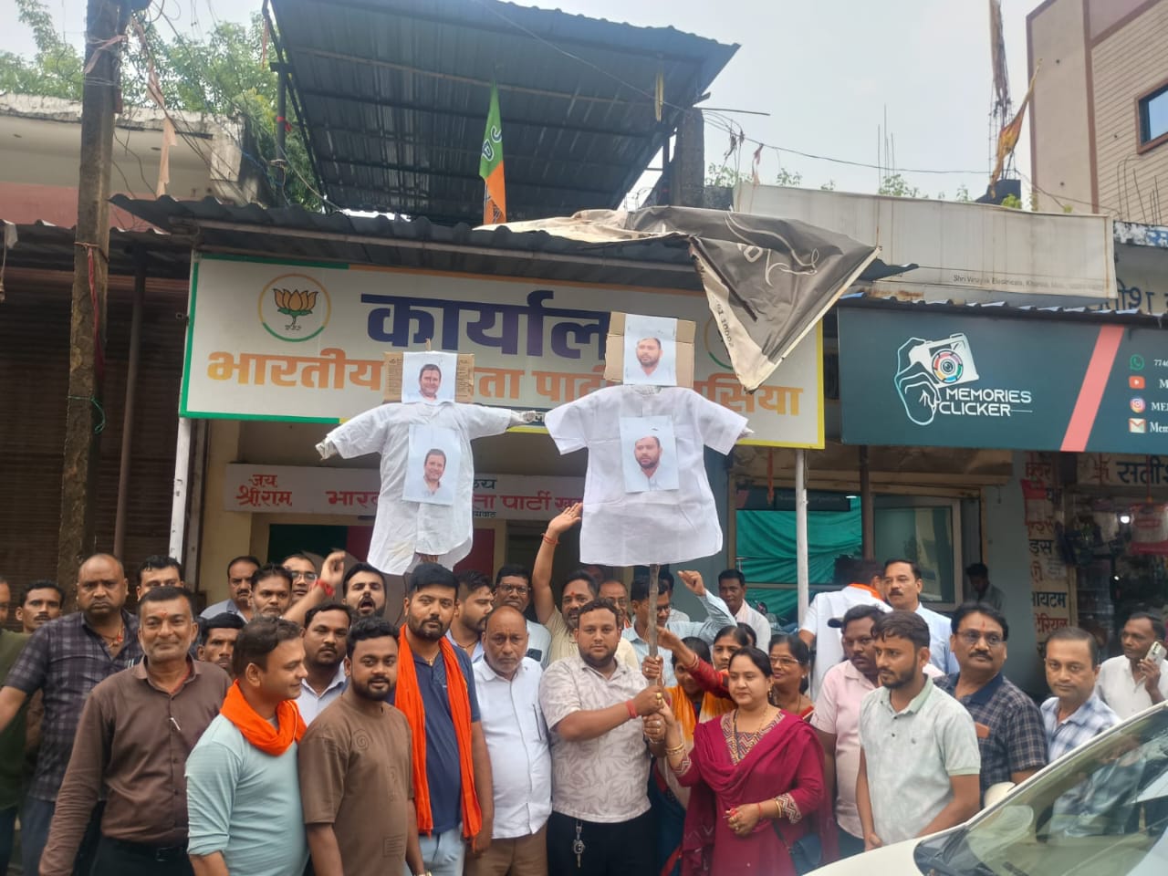 खरसिया में राहुल गाँधी एवं तेजस्वी यादव का पुतला फूका गया         