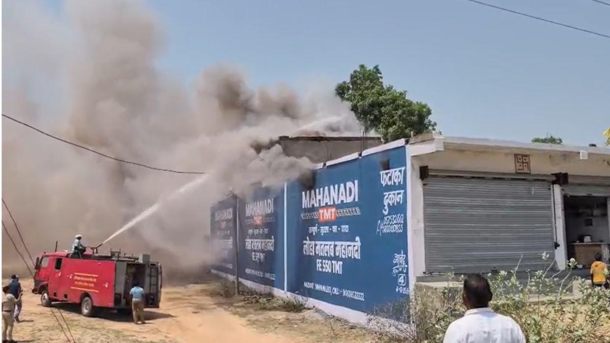  कोरबा में बड़ा हादसा: पटाखा गोदाम में लगी भीषण आग, लगातार धमाकों से दहला इलाका
