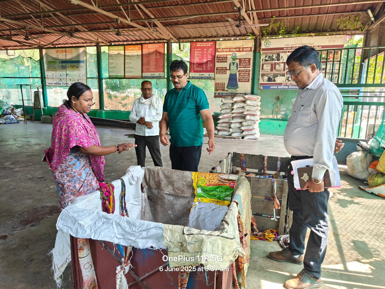 बसंतपुर जिला चिकित्सालय के सामने लगे ठेला, झोपडी निगम का अतिक्रमण दस्ता ने हटाया