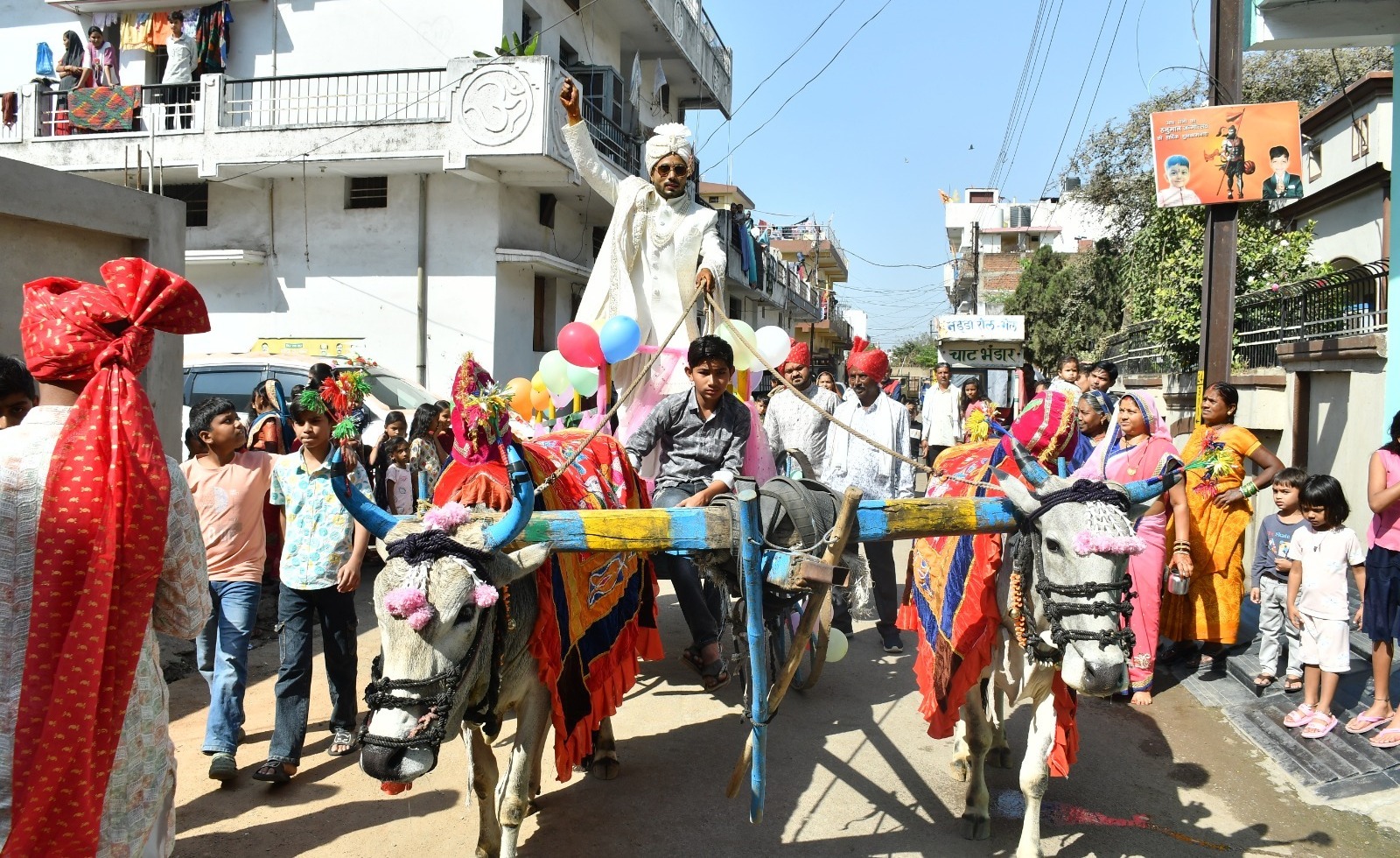 भाजपा युवा मोर्चा के उपाध्यक्ष ने अपने छोटे भाई की शादी में छत्तीसगढ़ी परंपरा में  दुल्हन विदाई करने बैलगाड़ी से पहुंचे