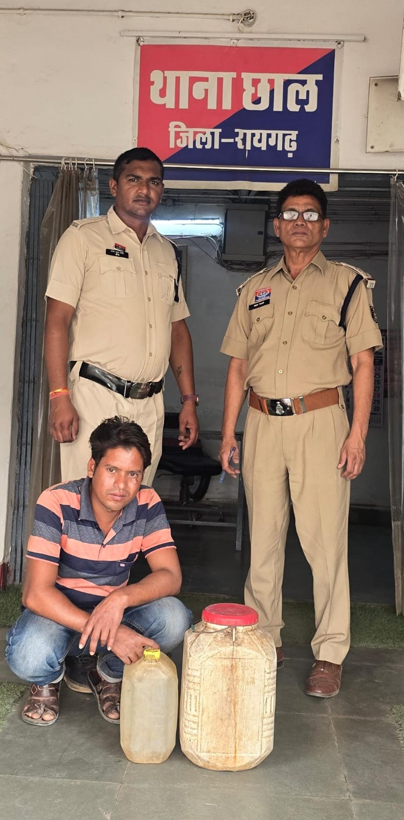 ऑपरेशन आघात के तहत छाल पुलिस की बड़ी कार्रवाई, 20 लीटर महुआ शराब जब्त
