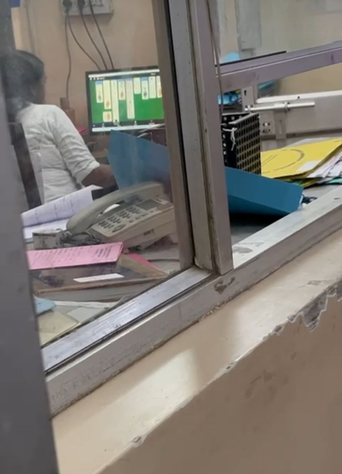राज्य के सबसे बड़े सरकारी हॉस्पिटल में कर्मचारी कंप्यूटर में गेम खेलने में व्यस्त, क्लिप वायरल