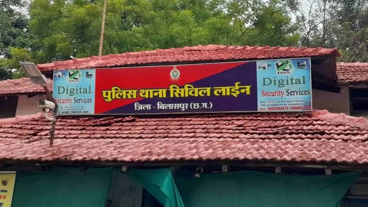  बिलासपुर थाने में मचा हड़कंप! लॉकअप में बंद युवक ने ब्लेड से खुद को किया घायल, पुलिस जांच में जुटी