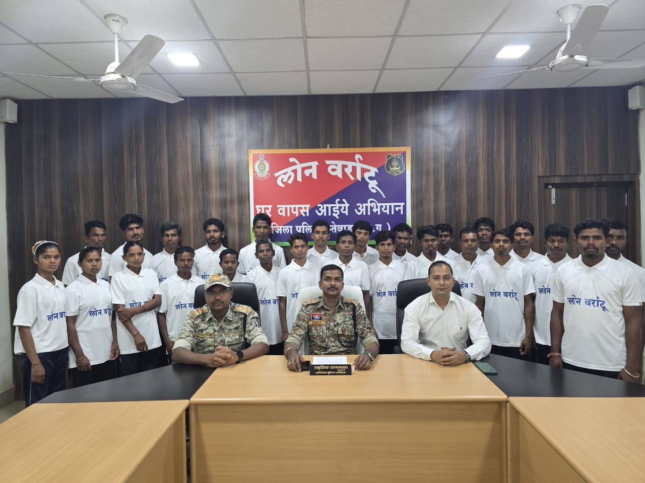 दन्तेवाड़ा जिले में ईनामी नक्सली सहित  26 माओवादियों ने किया आत्मसमर्पण 