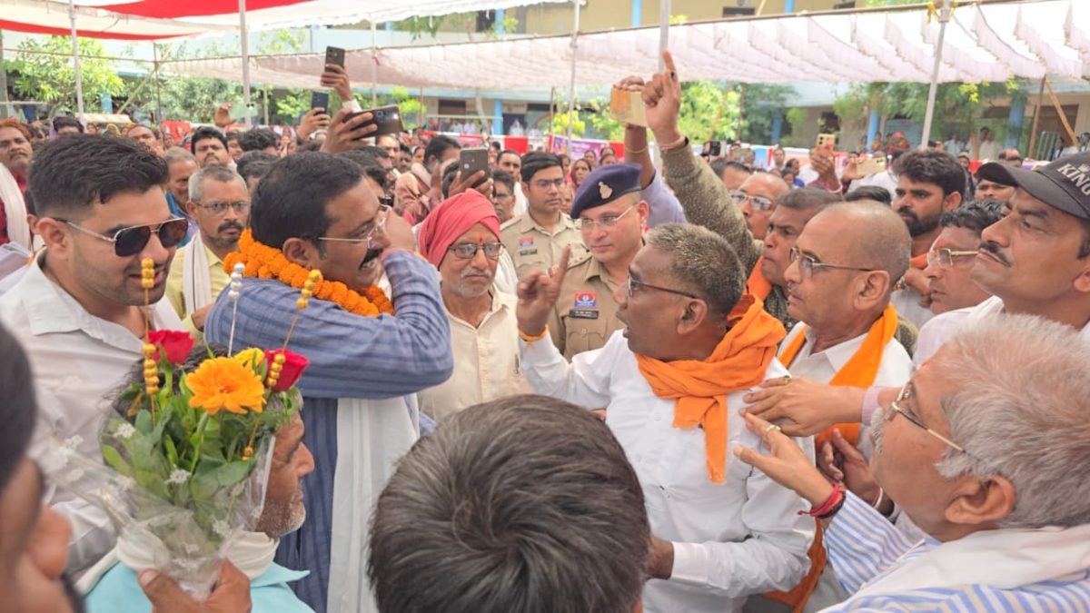 सुशासन तिहार में कांग्रेस का हल्लाबोल: जनसमस्याएं उठाईं तो माइक बंद करने का आरोप, ग्रामीणों ने किया बहिष्कार